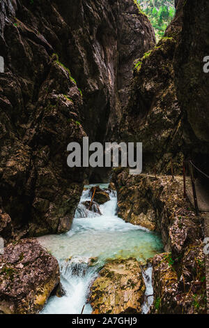 Explorer la beauté de Höllentalklamm / Hell Valley, à proximité Grainau au cours d'une journée d'été avec un Moody de l'eau claire (cours d'Höllental, Allemagne, Europ Banque D'Images