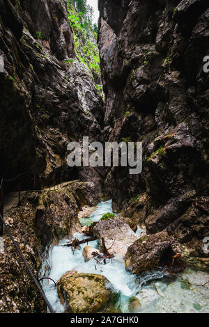 Explorer la beauté de Höllentalklamm / Hell Valley, à proximité Grainau au cours d'une journée d'été avec un Moody de l'eau claire (cours d'Höllental, Allemagne, Europ Banque D'Images