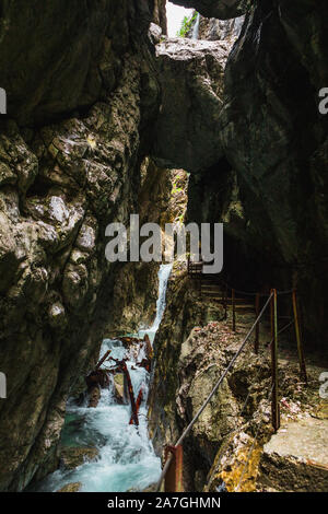 Explorer la beauté de Höllentalklamm / Hell Valley, à proximité Grainau au cours d'une journée d'été avec un Moody de l'eau claire (cours d'Höllental, Allemagne, Europ Banque D'Images