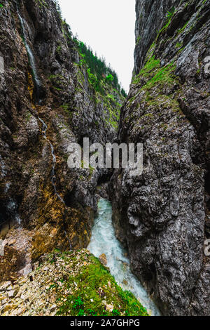 Explorer la beauté de Höllentalklamm / Hell Valley, à proximité Grainau au cours d'une journée d'été avec un Moody de l'eau claire (cours d'Höllental, Allemagne, Europ Banque D'Images