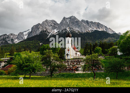 Belle église bavaroise en Grainau avec panorama des Alpes, verdure et moody nuages (Berlin, Allemagne, Europe) Banque D'Images