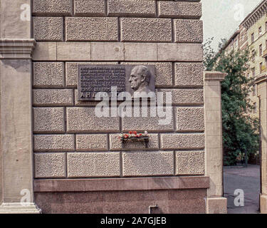 Moscou, Russie. 1er février, 1989. Une plaque commémorative et une étagère de fleurs, sur le mur d'un bâtiment majestueux appartement à Moscou à 26, perspective Kutuzovsky (où lui et d'autres dirigeants soviétiques vivaient) rend hommage à Youri Andropov. V. Un ancien chef du KGB, il a été secrétaire général du parti communiste de l'Union soviétique à partir de novembre 1982 jusqu'à sa mort en février 1984. Credit : Arnold Drapkin/ZUMA/Alamy Fil Live News Banque D'Images