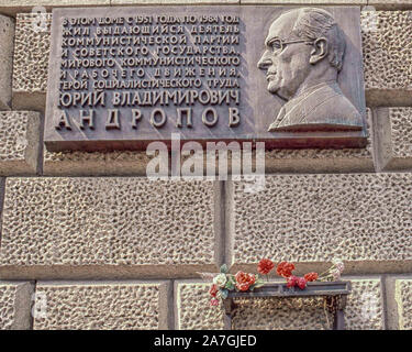 Moscou, Russie. 1er février, 1989. Une plaque commémorative et une étagère de fleurs, sur le mur d'un bâtiment majestueux appartement à Moscou à 26, perspective Kutuzovsky (où lui et d'autres dirigeants soviétiques vivaient) rend hommage à Youri Andropov. V. Un ancien chef du KGB, il a été secrétaire général du parti communiste de l'Union soviétique à partir de novembre 1982 jusqu'à sa mort en février 1984. Credit : Arnold Drapkin/ZUMA/Alamy Fil Live News Banque D'Images