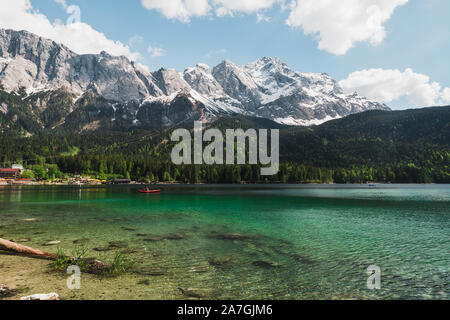 Le lac Eibsee bavarois au pied du Zugspitze couverte de neige avec de l'eau azur clair, ciel bleu et nuages blancs en été (Berlin, Allemagne, Europe) Banque D'Images