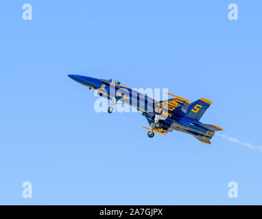 Blue Angel F-18 Hornet au décollage Banque D'Images