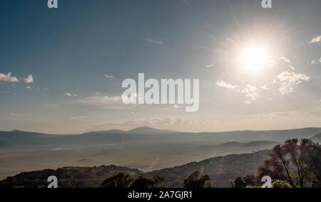 Coucher de soleil dans la vallée de Ngorongoro en Tanzanie Banque D'Images