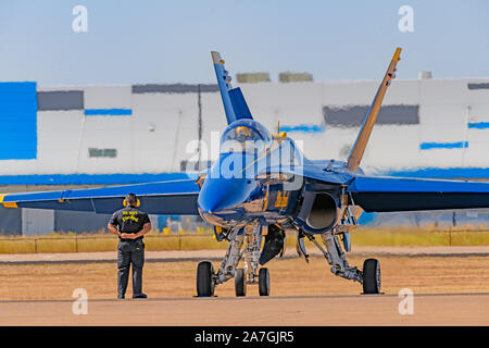 Blue Angel F-18 Hornet sur l'aire de préparation pour le décollage Banque D'Images