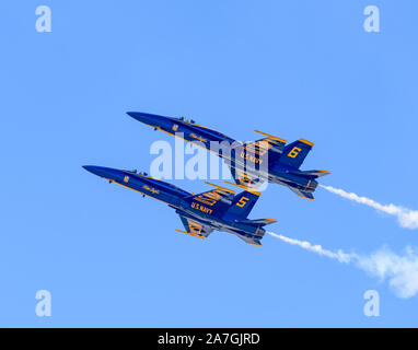 Blue Angel F-18 volant en formation Banque D'Images