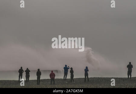 Newlaven, East Sussex, UK..2 novembre 2019..le système météorologique basse pression qui traverse la Grande-Bretagne amène les vents de force de l'Ouest du Sud sur la côte sud, créant des vagues spectaculaires en mer très rugueuse. . Banque D'Images