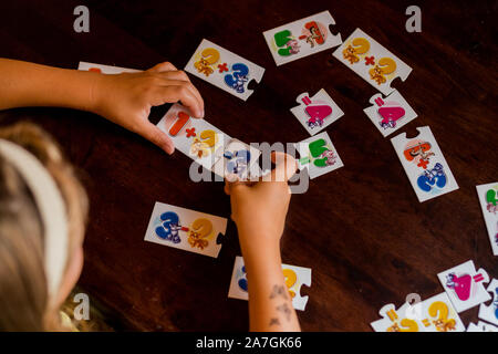 Enfants jouant. Jeux éducatifs. Un enfant en maternelle. Les mains d'un enfant. Math. Cartes pour le développement. Banque D'Images