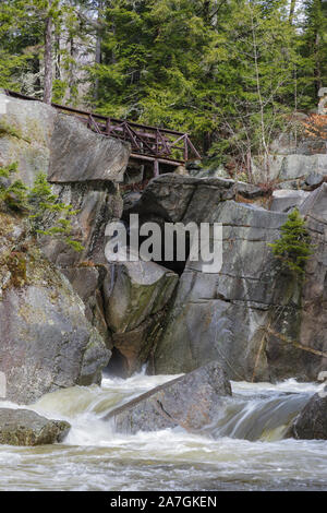 Bassin d'Agassiz, sur Mossilauke Brook, à North Woodstock, New Hampshire USA pendant les mois de printemps. Bassin d'Agassiz porte le nom d'un naturaliste Suisse, Louis Banque D'Images