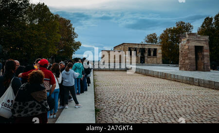Madrid, Espagne - Nov 2, 2019 : les touristes queue pour entrer dans le Temple de Debod, un ancien temple égyptien qui a été reconstruit à Madrid, Espagne Banque D'Images