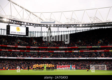 Les deux équipes observer les minutes de silence avant le match de première division à l'Emirates Stadium, Londres. Banque D'Images