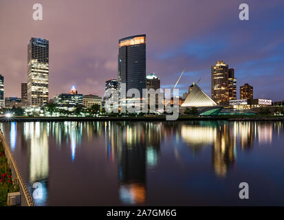 Night Skyline de Milwaukee (Wisconsin) du lac Michigan Banque D'Images