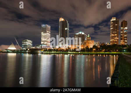 Night Skyline de Milwaukee (Wisconsin) du lac Michigan Banque D'Images