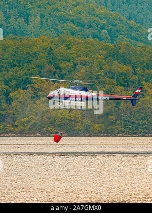 Dans partside Firemans Hallstatt, du lac. L'hélicoptère tire l'eau du lac. Banque D'Images