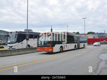 Une Mercedes Citaro articulé exploité par l'agence de transport Skyss est vu près de Bryggen à Bergen, Norvège Banque D'Images