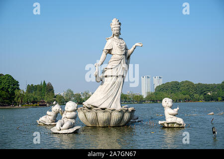 Des statues de fée fleur de lotus fleur de lotus et quatre garçons sur Huan Isle par Lac Xuanwu, Nanjing, Jiangsu Province, China Banque D'Images