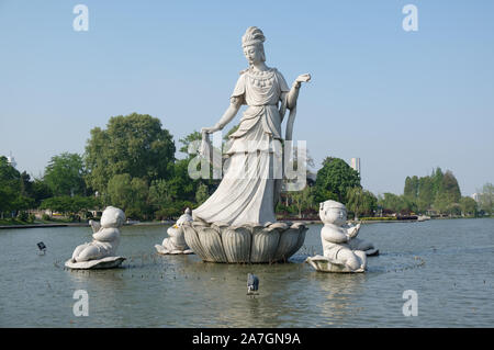 Des statues de fée fleur de lotus fleur de lotus et quatre garçons sur Huan Isle par Lac Xuanwu, Nanjing, Jiangsu Province, China Banque D'Images