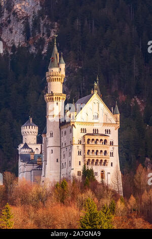 Le château de Neuschwanstein, Allemagne Situé à Fussen, Bavière lors de soleil colorés, éclairées par le soleil, close-up Banque D'Images