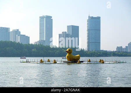 Vue sur Lac Xuanwu au centre-ville de Nanjing, Jiangsu Province, China Banque D'Images