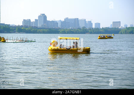 Vue sur Lac Xuanwu au centre-ville de Nanjing, Jiangsu Province, China Banque D'Images