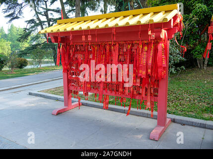 Des rubans rouges sur Huan Isle par Lac Xuanwu, Nanjing, Jiangsu Province, China Banque D'Images