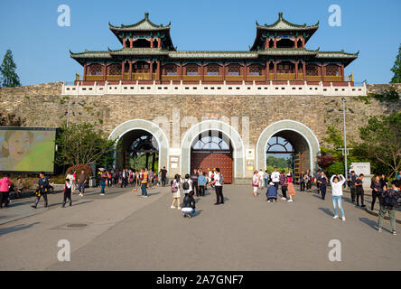 Entrée au parc par le Lac Xuanwu porte Xuanwu, Nanjing, Jiangsu Province, China Banque D'Images