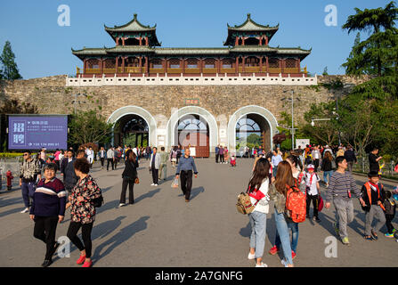 Entrée au parc par le Lac Xuanwu porte Xuanwu, Nanjing, Jiangsu Province, China Banque D'Images