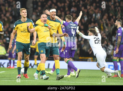 Hampden Park, Glasgow. L'Écosse, au Royaume-Uni. 2e Nov, 2019. Betfred, Scottish League Cup Semi finale. Hibernian 2 vs Celtic 5. Deux héros celtique but Le Capitaine Scott Brown & célébrations après son premier objectif 4e Celtics vs Crédit : eric mccowat Hibs/Alamy Live News Banque D'Images