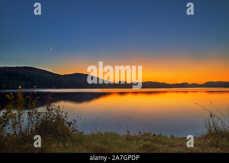 Vue sur le Lac-Superieur, dans les Laurentides, Mont-Tremblant, Québec, Canada, pendant l'été indien au coucher du soleil Banque D'Images
