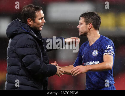 Gestionnaire de Chelsea Frank Lampard (à gauche) et Cesar Azpilicueta célèbrent leur victoire après le coup de sifflet final au cours de la Premiership match à Vicarage Road, Watford. Banque D'Images