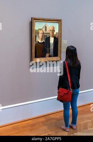 Visiteur à la peinture à l'American Gothic de Grant Wood (1891-1942), huile sur beaverboard, 1930. Art Institute of Chicago, Chicago, Illinois, États-Unis Banque D'Images