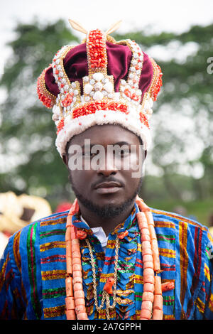 Un homme en tenue culturelle africaine lors du Festival national des arts et de la culture (NAFEST) dans l'État d'Edo, au Nigeria. Banque D'Images