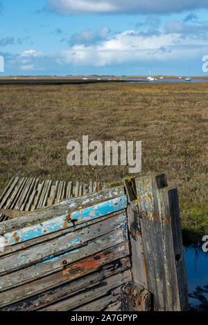 Une vieille épave ou un bateau de pêche en bois abandonné sont partis sur les marais du quai de Morton, sur la côte nord de norfolk. Banque D'Images