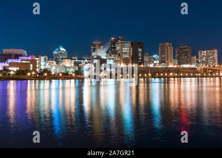 Saint Paul, Minnesota night skyline le long de la rivière Mississippi Banque D'Images