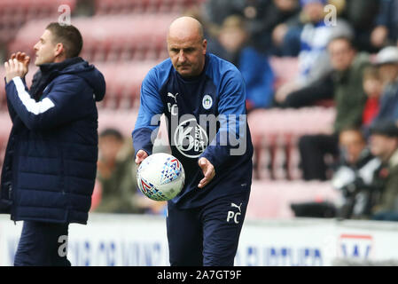 Wigan, UK. 09Th Nov, 2019. Wigan Athletic Manager Paul Cook lance la balle. Match de championnat Skybet EFL, Wigan Athletic v Swansea City à la DW Stadium de Wigan, Lancashire le samedi 2 novembre 2019. Ce droit ne peut être utilisé qu'à des fins rédactionnelles. Usage éditorial uniquement, licence requise pour un usage commercial. Aucune utilisation de pari, de jeux ou d'un seul club/ligue/dvd publications. Photos par Chris Stading/Andrew Orchard la photographie de sport/Alamy live news Crédit : Andrew Orchard la photographie de sport/Alamy Live News Banque D'Images