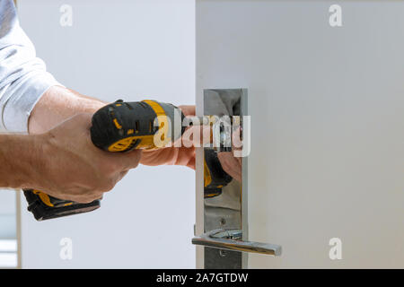 Serrure de porte en fixation Carpenter avec main accueil close-up. Banque D'Images