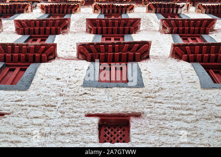 Vue avant du Palais du Potala à Lhassa, Tibet, montrant fenêtres rouges sur un mur blanc. Banque D'Images