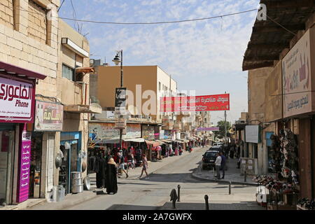 Boutiques, rue Prince Faisal Bin Al Hussein, Madaba, gouvernorat de Madaba, Jordanie, Moyen-Orient Banque D'Images