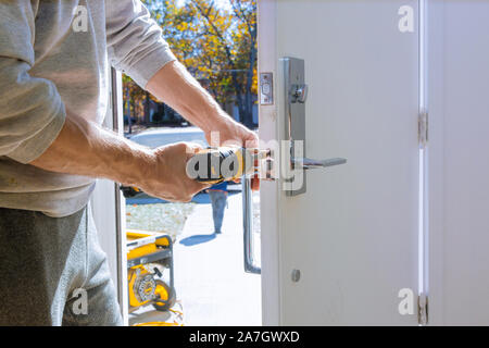 Nouvelle maison part close-up builder dans Installation d'une serrure de porte la porte de close-up. Banque D'Images