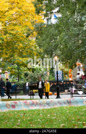 Les personnes bénéficiant d'une belle journée d'automne dans la région de Madison Square Park, NYC, USA Banque D'Images