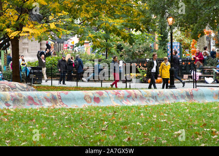 Les personnes bénéficiant d'une belle journée d'automne dans la région de Madison Square Park, NYC, USA Banque D'Images