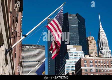 Drapeau américain sur Park Avenue avec Midtown skyline, NEW YORK, USA Banque D'Images