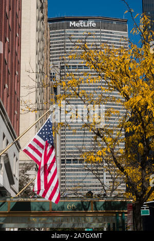 Drapeau américain sur Park Avenue avec Midtown skyline, NEW YORK, USA Banque D'Images