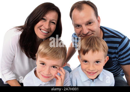 Les parents et les enfants prenant la photo portrait de famille. Toute la famille réunie Banque D'Images