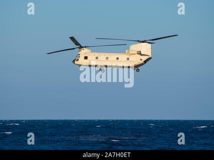 Helicopterairborne transport chinook de l'armée égyptienne en vol au-dessus de l'eau Banque D'Images