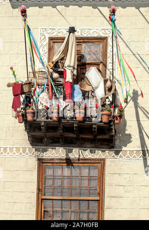 LA OROTAVA TENERIFE ESPAGNE - juin 2014. Un balcon en bois décoré avec des rubans de couleur lors des festivités de la Orotava à Ténérife. Banque D'Images