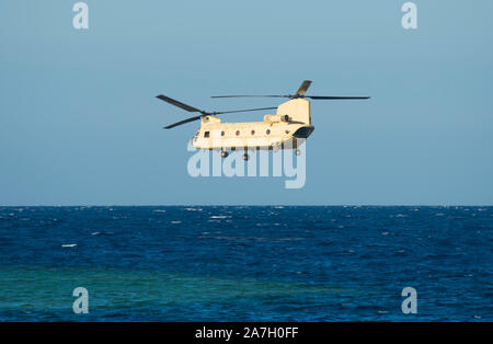 Helicopterairborne transport chinook de l'armée égyptienne en vol au-dessus de l'eau Banque D'Images