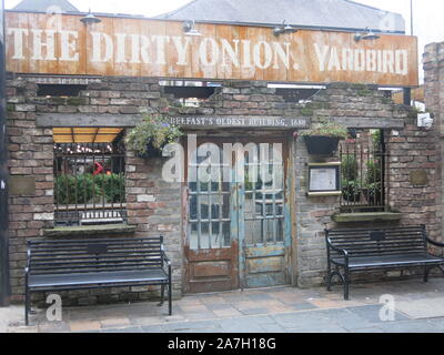 L'un des plus anciens bâtiments de Belfast, l'oignon est sale est un authentique pub irlandais avec musique traditionnelle, bière artisanale et d'un restaurant de poulet. Banque D'Images